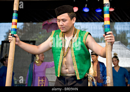 Un membro della danza Filippina Gruppo Kayumanggi Lahing a Tunbridge Wells Mela Foto Stock