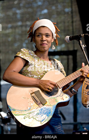 La cantante jazz Carmen Souza performanti a Tunbridge Wells Mela Foto Stock