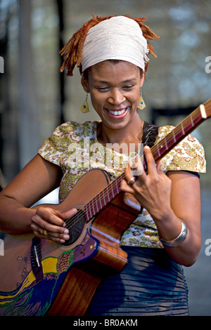 La cantante jazz Carmen Souza performanti a Tunbridge Wells Mela Foto Stock