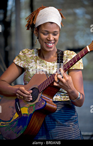 La cantante jazz Carmen Souza performanti a Tunbridge Wells Mela Foto Stock