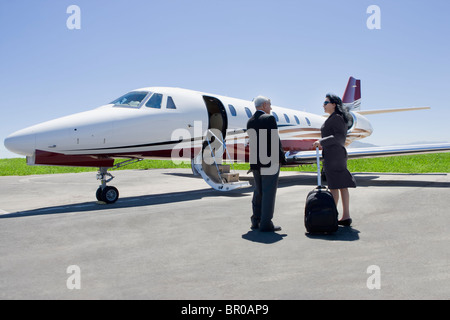 La gente di affari di imbarco jet privato Foto Stock