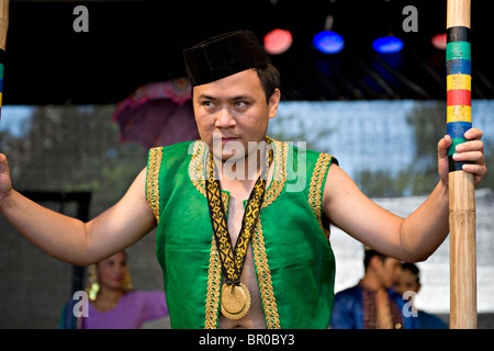 Un membro della danza Filippina Gruppo Kayumanggi Lahing a Tunbridge Wells Mela Foto Stock