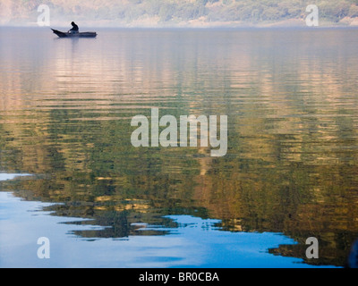 Pescatore in una barca sul lago Atitlan. Foto Stock