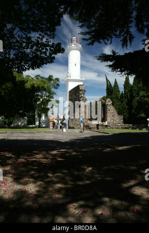 Faro in piedi tra le rovine di il seicentesco Convento de San Francisco in Colonia del Sacramento, Uruguay. Foto Stock