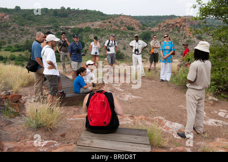 I turisti sulla collina di Mapungubwe, sito archeologico, Mapungubwe National Park, Sud Africa Foto Stock