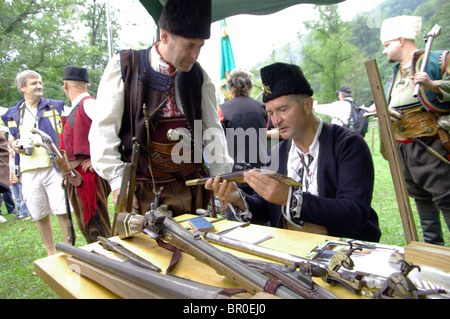 Maestri di armi antiche (tyufekchiy) Fiera Artigianale in Bulgaria Etara Foto Stock