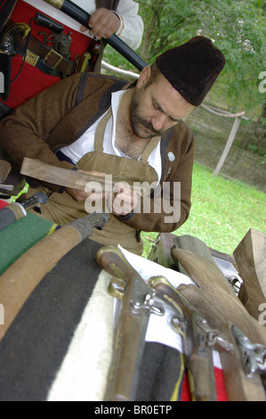 Maestri di armi antiche (tyufekchiy) Fiera Artigianale in Bulgaria Etara Foto Stock