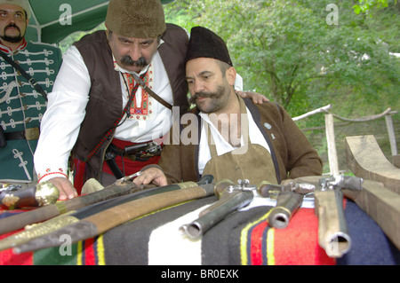 Maestri di armi antiche (tyufekchiy) Fiera Artigianale in Bulgaria Etara Foto Stock