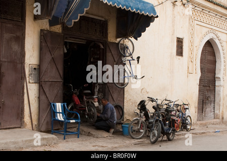 Riparazione di moto negozio vicino a Bab Boujloud, Blue Gate, Fez, in Marocco Foto Stock