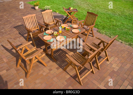 I mobili da giardino presso il patio w posto impostazione Foto Stock