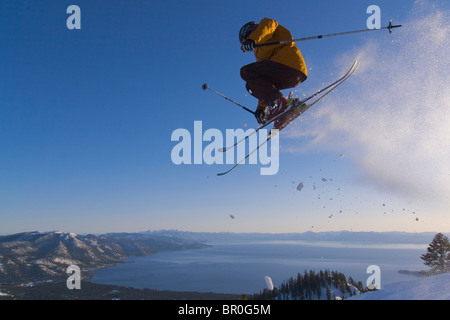 Un uomo del salto con gli sci al di sopra del lago di Tahoe in California. Foto Stock