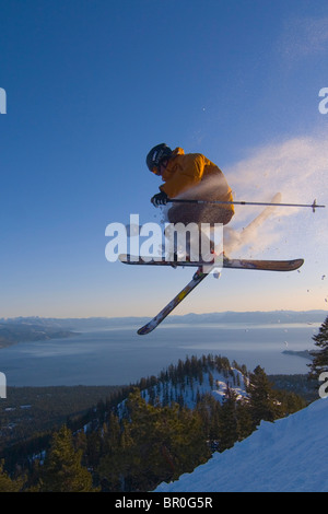 Un uomo del salto con gli sci al di sopra del lago di Tahoe in California. Foto Stock