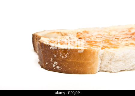 Fetta di pane tostato imburrato con fatti in casa confettura di prugne. Foto Stock