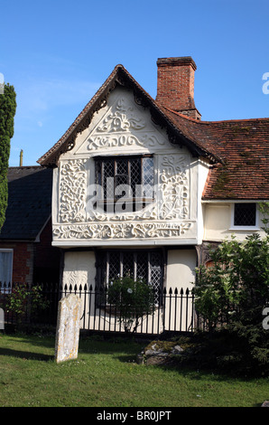 Serata di mezza estate la luce solare evidenzia pargeting sulla casa antica, Clare, Suffolk. Foto Stock