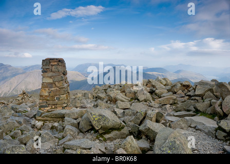 Trig colonna e vista dal vertice di Scafell Pike, la montagna più alta in Inghilterra Foto Stock