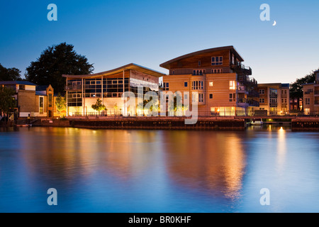 Uffici moderni si riflette nel fiume il Tamigi all'imbrunire, Kingston sul Tamigi, Surrey, Regno Unito Foto Stock