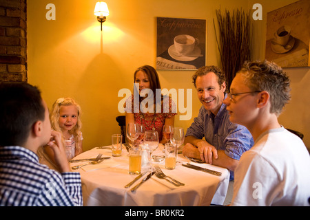 Modello di Rilascio dello stile di vita della famiglia Copyright : www.georgeimpeyphotographer.co.uk Foto Stock