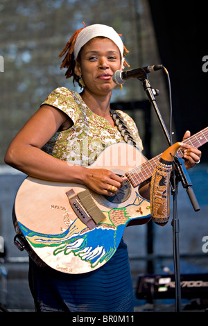 La cantante jazz Carmen Souza performanti a Tunbridge Wells Mela Foto Stock