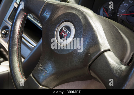 GT-R logo al volante di una Nissan Skyline GT-R Foto Stock