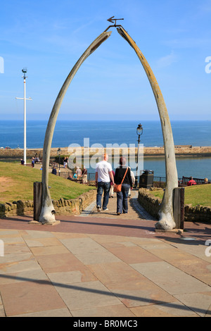 I turisti a piedi attraverso la balena di osso mandibolare arch, Whitby, North Yorkshire, Inghilterra, Regno Unito. Foto Stock