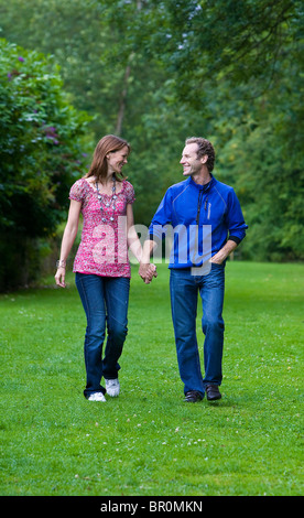 Giovane camminare insieme in un ambiente rurale Foto Stock