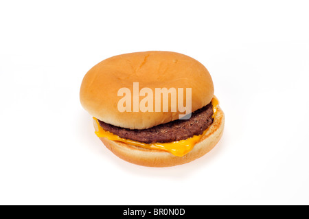 Single Mcdonalds cheeseburger in pane bun su sfondo bianco, tagliato fuori. Foto Stock