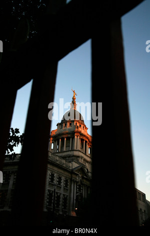 Guardando attraverso le ringhiere di San Sepolcro senza Newgate chiesa al Old Bailey (centrale Tribunale penale), City of London Foto Stock