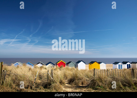 Vivacemente colorato capanne sulla spiaggia a Southwold, Suffolk, Regno Unito Foto Stock