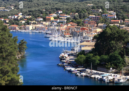 Gaios porta, barche da pesca e le imbarcazioni a vela con la città greca di dietro. Paxos è una piccola isola del Mar Ionio. Foto Stock