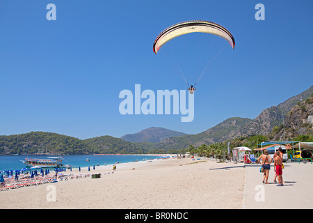 Parapendio in atterraggio a Ölüdeniz Bay nei pressi di Fethiye presso il bagno turco West Coast Foto Stock