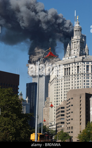 World Trade Center South Tower a New York, NY crollare dopo impatto dal dirottato jetliner in attacco terroristico sett. 11th. Foto Stock