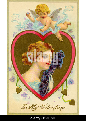 Un vintage Valentine card con cupido volando sopra una donna con una ventola di piume Foto Stock