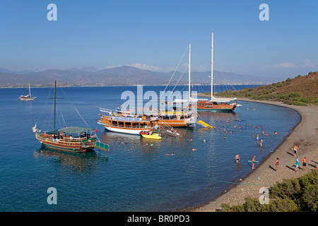 Barche escursioni fuori isola Rossa nei pressi di Fethiye, turca del Mar Egeo, Turchia Foto Stock