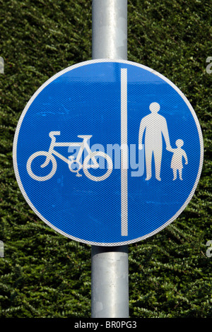Un cartello blu che mostra una condivisa e pedonale bicicletta sentiero vicino all' Aeroporto di Heathrow di Londra, Regno Unito. Foto Stock