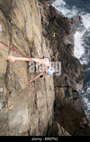 Arrampicata su oceanside cliffs, Maine. Foto Stock
