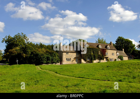 Case vacanze nel piccolo villaggio di Barrington, Gloucestershire, England, Regno Unito Foto Stock