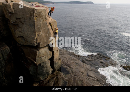 Arrampicata su oceanside cliffs, Maine. Foto Stock
