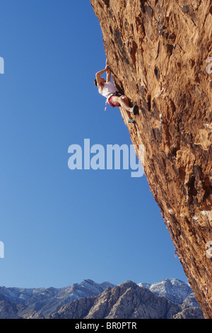 Rocciatore sul dono. Red Rocks, Nevada, Stati Uniti d'America. Foto Stock