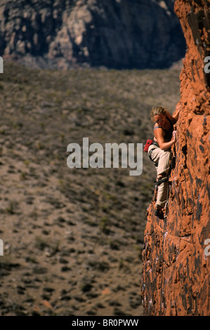 Rocciatore sul Runaway. Red Rocks, Nevada, Stati Uniti d'America. Foto Stock