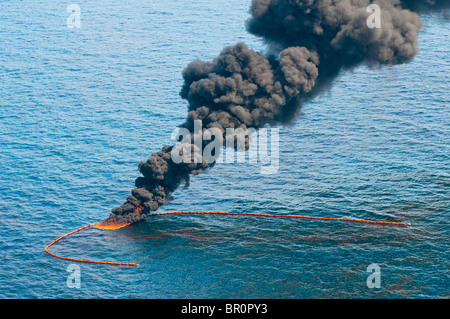 Insitu masterizzare, 7 miglia a nord della sorgente MC 252 sito, Golfo del Messico, Louisiana, Stati Uniti d'America. Foto Stock