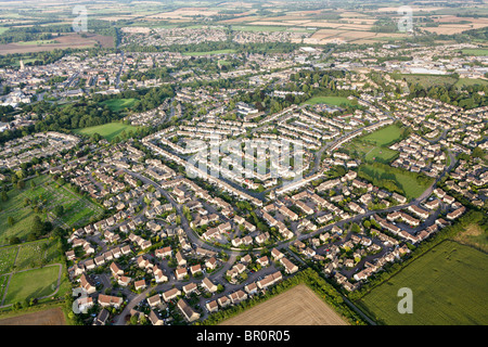 Una veduta aerea del complesso residenziale di Chesterton sulla periferia del Cotswold città di Cirencester Gloucestershire, da SW Foto Stock