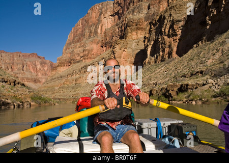 L'uomo canottaggio in zattera sul Grand Canyon, Arizona Foto Stock