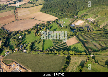 Una veduta aerea del villaggio Costwold di Hailes, Gloucestershire e dei frutteti di Hayles Azienda frutticola Foto Stock