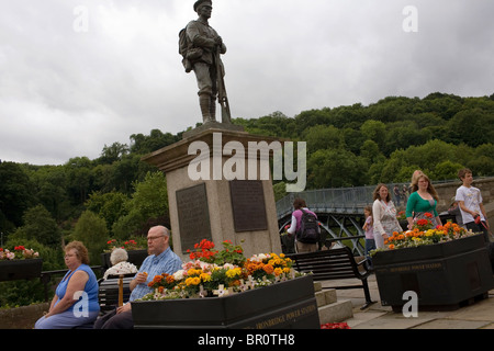 Un memoriale della seconda guerra mondiale a fianco del famoso ponte in ferro. Foto Stock