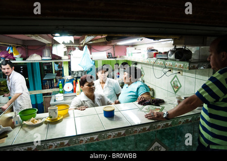 Piccolo locale food business nel mercato centrale di San José di Costa Rica America centrale. Foto Stock