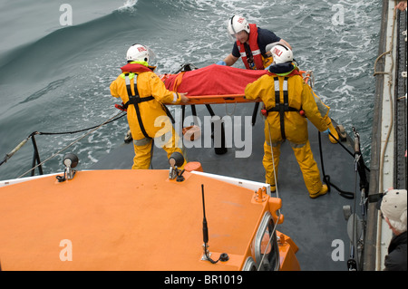 Poole scialuppa di salvataggio di eseguire esercitazioni di salvataggio off bournemouth beach Foto Stock