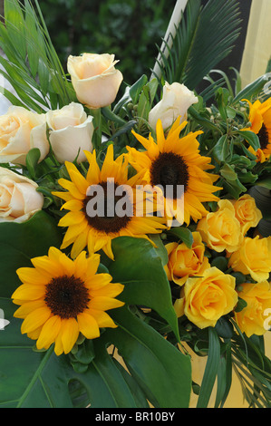 Girasoli giallo bianco rosa rose foglie verdi bouquet di fiori disposizione di nozze decorazione cerimonia Chiesa ortodossa di bellezza Foto Stock