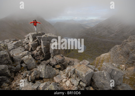 Camminando lungo a tripla sul contrafforte Beinn Eighe, Torridon Riserva Naturale Nazionale, Scozia. Foto Stock