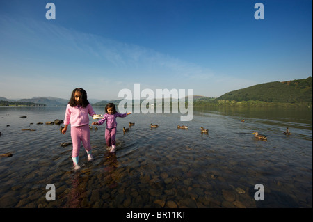 Due bambini che giocano in acqua Ullswater Lake District UK Foto Stock