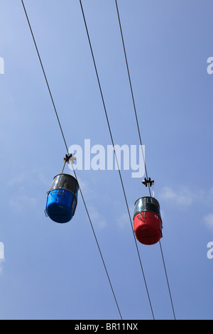 Le capsule rosse e blu della funivia scivolano sopra la vetta della Minnesota State Fair, USA. Foto Stock